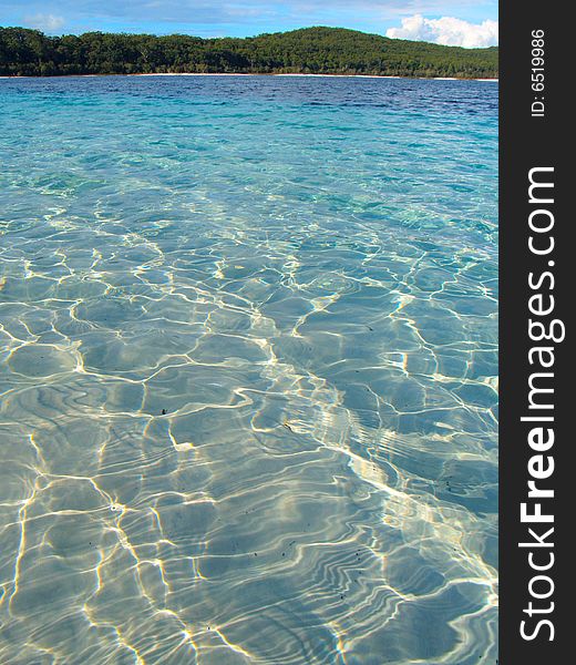 Beautiful beach and crystal clear fresh water at Lake McKenzie on Fraser Island, Australia