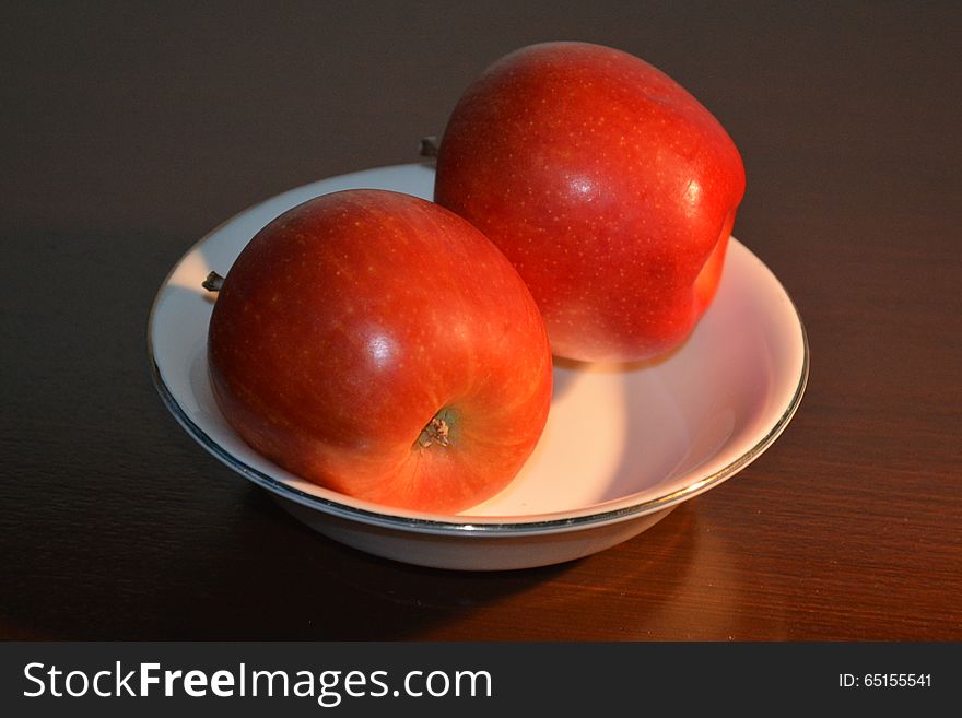 Apple on the plate ready to be eaten