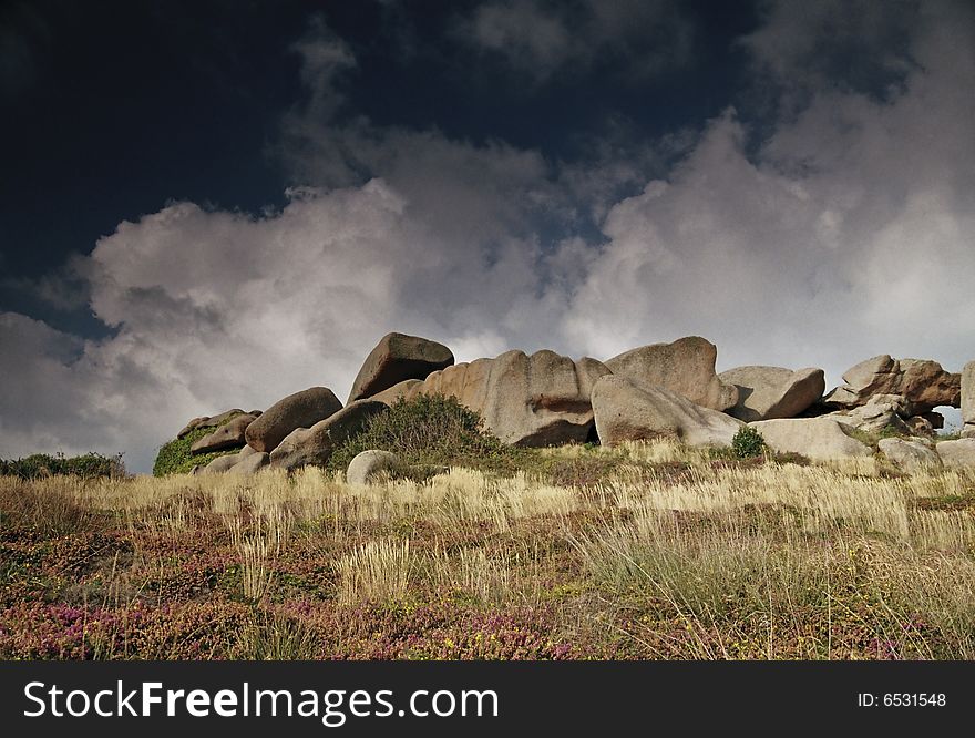 Large boulders on the dark horizon