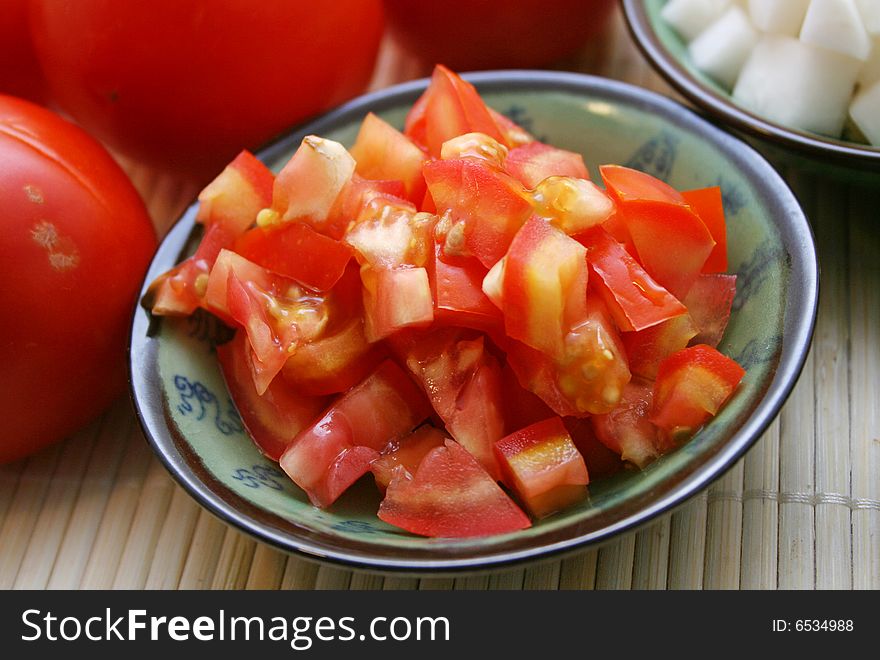Some fresh tomatoes in a chinese bowl