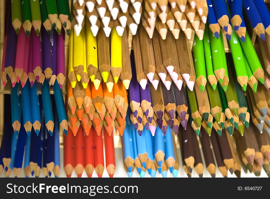 Set of multi-color pencils