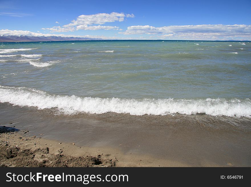 Tibet is one of the Nam Co Lake on the plateau of Pearl, surrounded by snow-capped mountains around, as in Wonderland. Tibet is one of the Nam Co Lake on the plateau of Pearl, surrounded by snow-capped mountains around, as in Wonderland