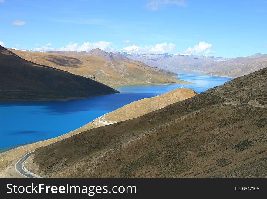 Yangzhuoyong Lake is the pearl of Tibet Plateau, surrounded by mountains around, as in Wonderland. Yangzhuoyong Lake is the pearl of Tibet Plateau, surrounded by mountains around, as in Wonderland