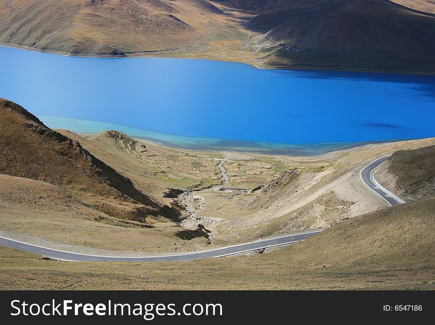 Yangzhuoyong Lake is the pearl of Tibet Plateau, surrounded by mountains around, as in Wonderland. Yangzhuoyong Lake is the pearl of Tibet Plateau, surrounded by mountains around, as in Wonderland