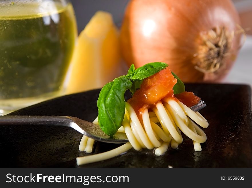 Spaghetti with fresh tomato and basil