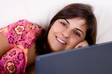 Beautifull Young Woman Working On Laptop Royalty Free Stock Images