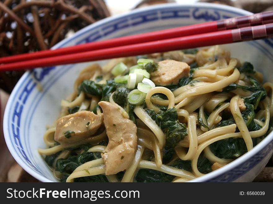 Asian noodles with spinach and chicken meat