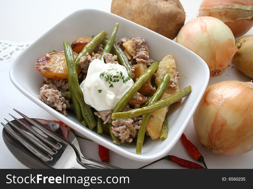 A meal of meat, potatoes and green beans