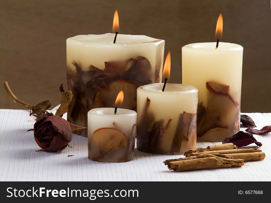 A candlelight with cinnamon, apple and rose aroma. A candlelight with cinnamon, apple and rose aroma