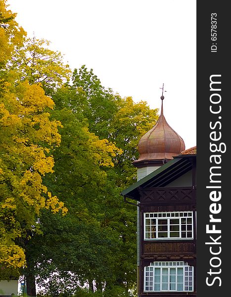 House,trees,sky,autum,leaves,window,wood,roof,architecture,yellow,red,brown,green. House,trees,sky,autum,leaves,window,wood,roof,architecture,yellow,red,brown,green