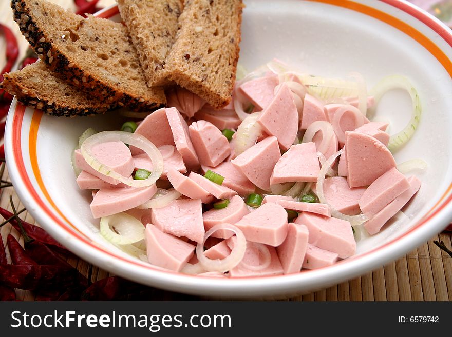 A salad of sausages with some bread
