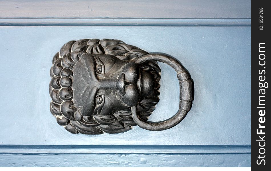 Door rattle in a shape of lion