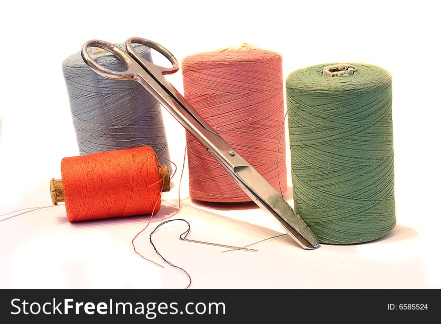 Multicoloured yarn cones with a scissors