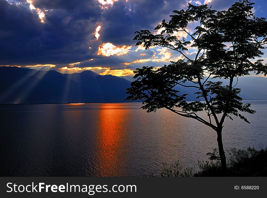 When the evening sun, the sun behind the clouds from exposure to the lake, very beautiful.Color lake