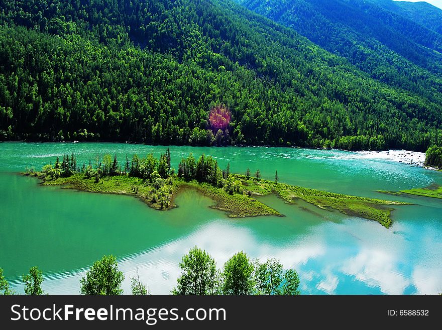 This island and lake can change color according to the change of seasons and weather. This island and lake can change color according to the change of seasons and weather.