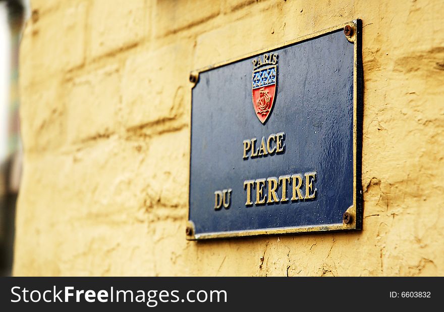 This pothotgraph represent a street sign named Place du Tertre. This pothotgraph represent a street sign named Place du Tertre