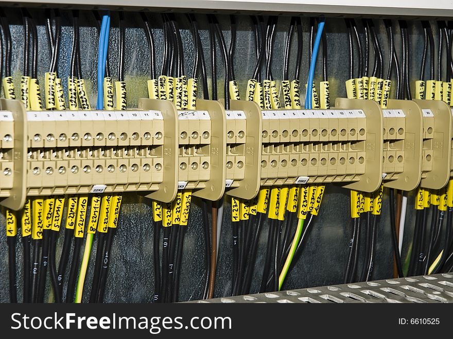 Circumscribed conductor - wires incorporate to the electric clamps