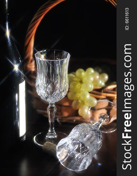 An image of crystal wine glasses. An image of crystal wine glasses