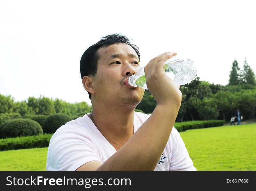 A man drink a water outside
