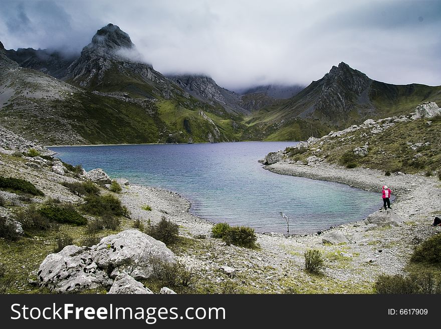 This is a lake, its high altitude, the blue of the lake is very beautiful