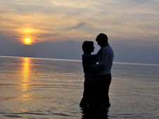 Romantic Couple At Sunset Royalty Free Stock Images Romantic Couple At Sunset Royalty Free Stock Images
