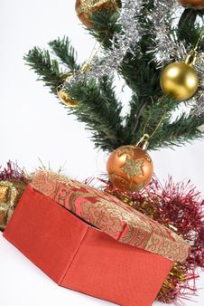Present Under The Christmas Tree Royalty Free Stock Images Present Under The Christmas Tree Royalty Free Stock Images