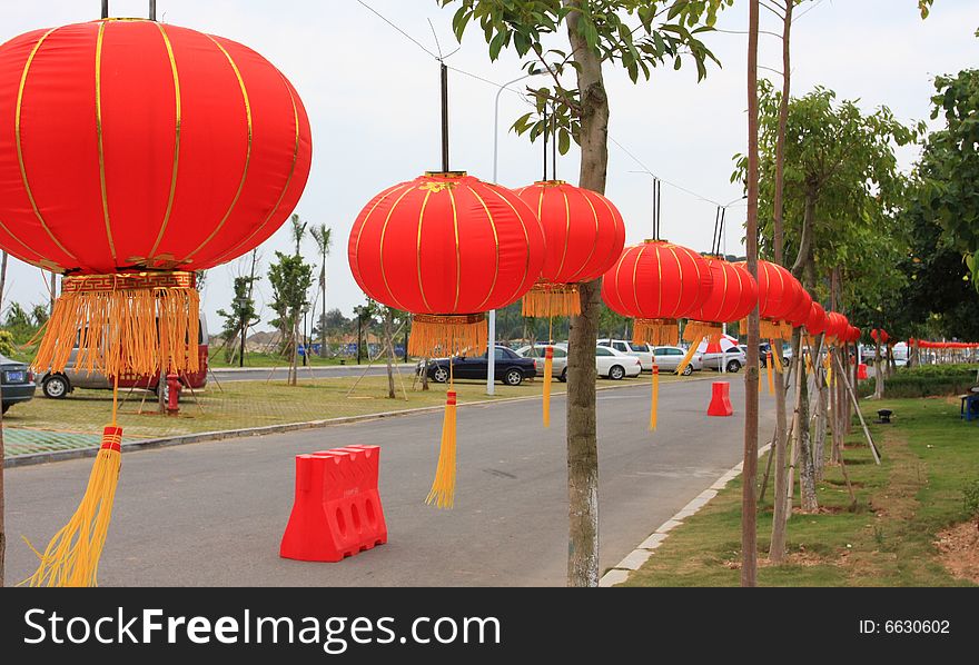 Chinese people like hanging red lantern for celebration