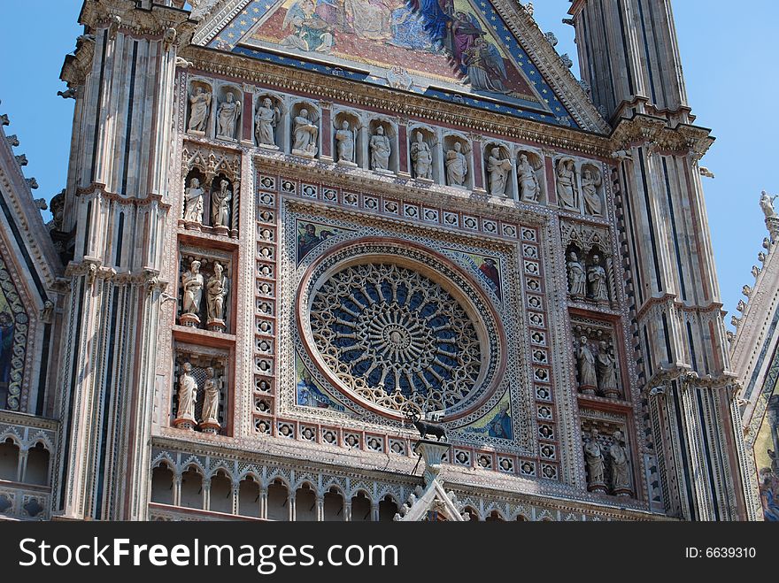 Rose window with staues of the Orvieto Cathedral