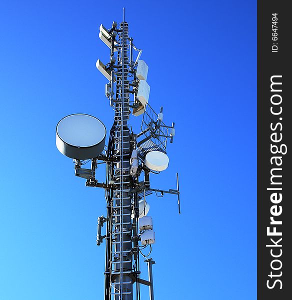 Anthenne Mast with sattelite Dishes on the background of clear blue sky . Anthenne Mast with sattelite Dishes on the background of clear blue sky .