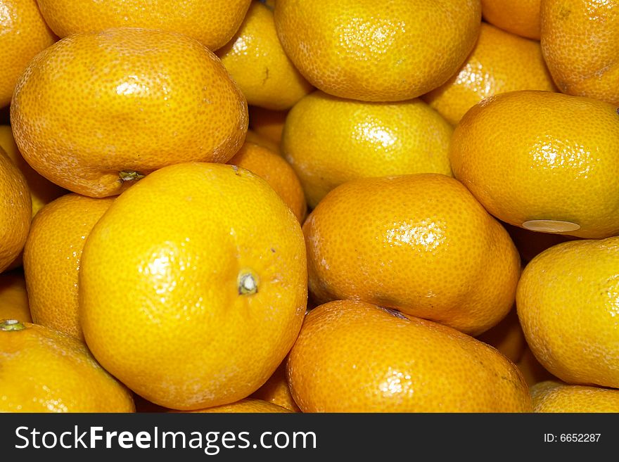 Pile of oranges at an indoor market