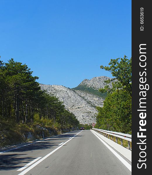 Road with view of the mountain, clear blue sky

*with space for text (copyspace). Road with view of the mountain, clear blue sky

*with space for text (copyspace)