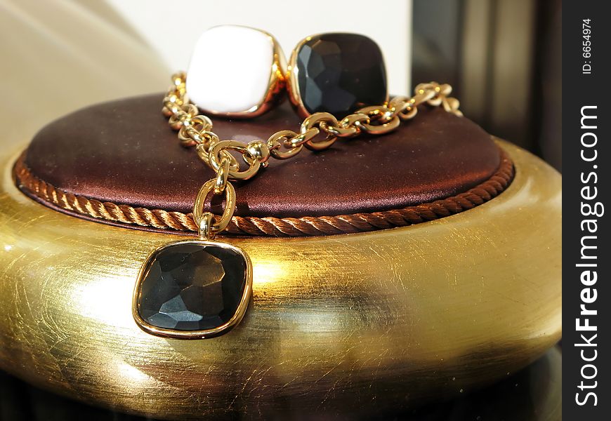 Oldfashion gold necklace with onyx