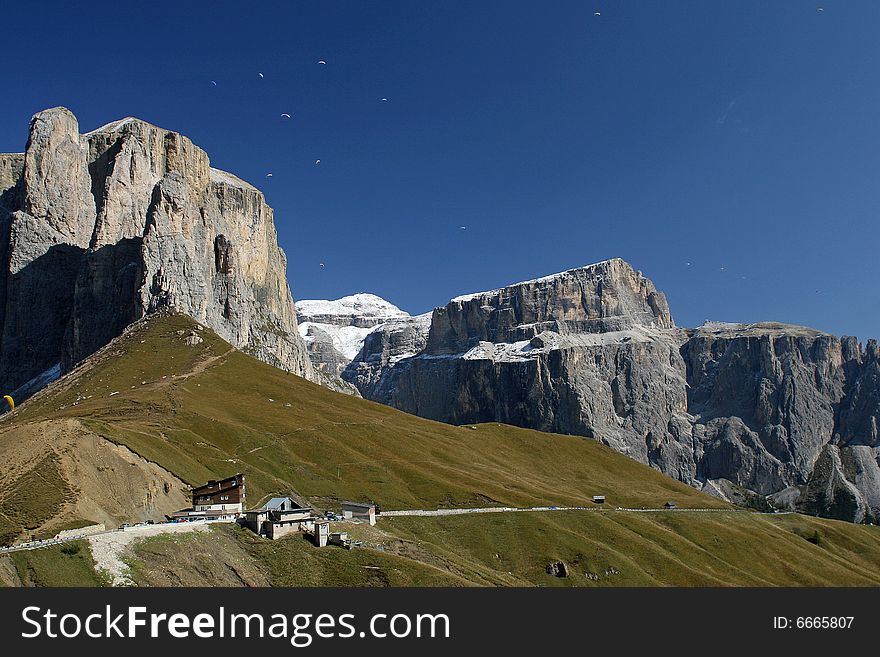 Passo Gardena (Dolomites, Italy) - The mountains and the paraglide