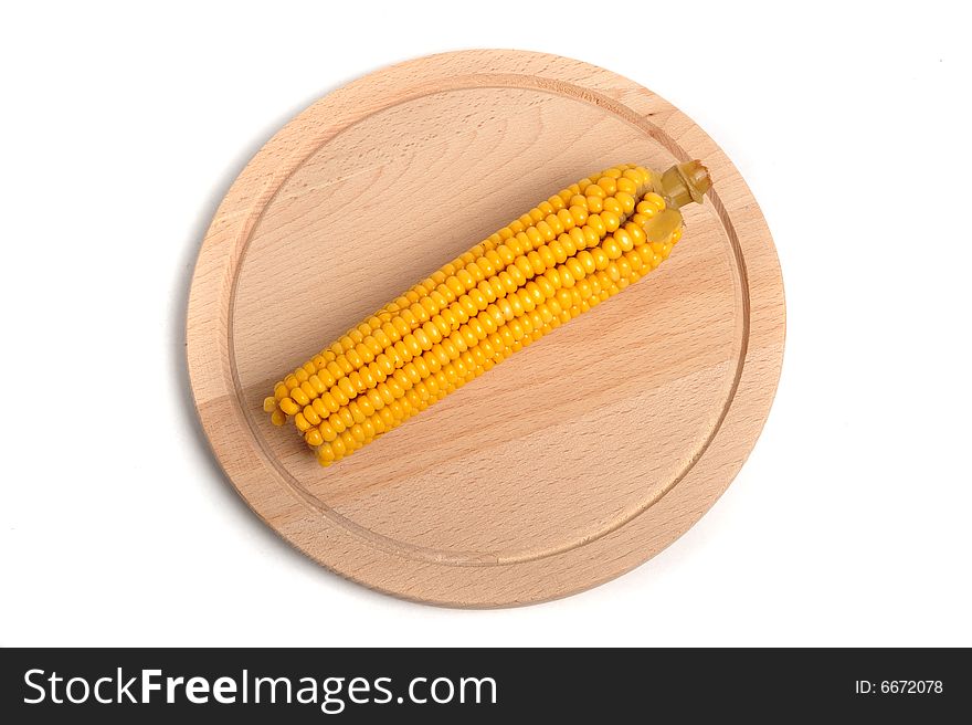 Close up of corn on a wooden plate