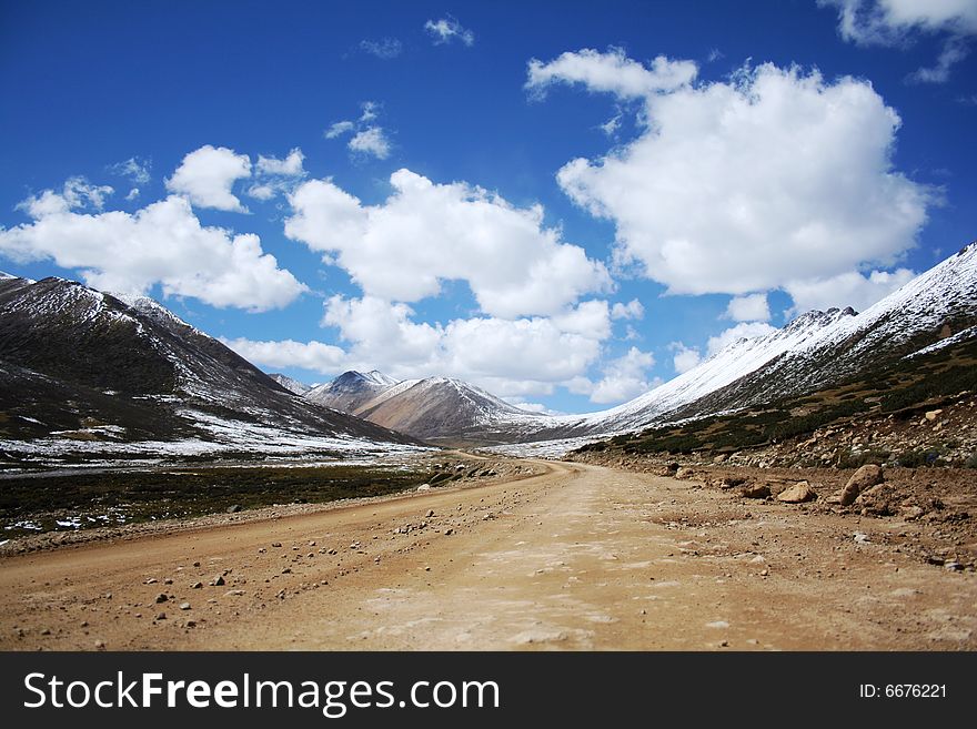 I rode the bike, the road ahead is also the total for the first Zoubu Dao, an elevation of 5,000 meters of highway in the sky like a walk in