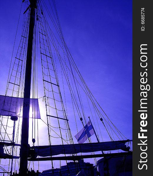 Mast of the old ship and the Finnish flag. Mast of the old ship and the Finnish flag