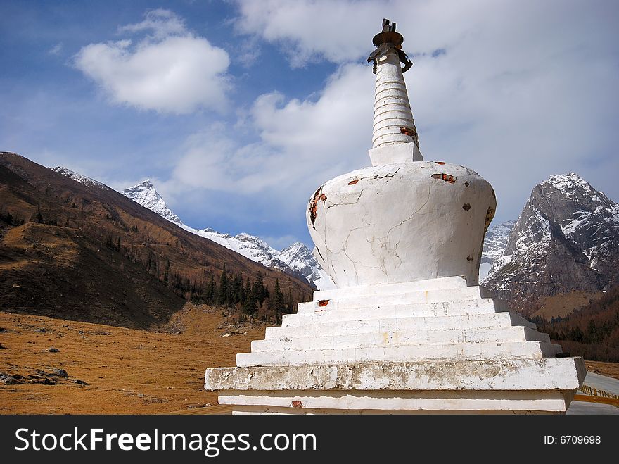 Under the snowy mountain white's tower is standing erect, looks like the monument to be the same, is construction which Buddhism believes.Photographs the place is the Chinese Sichuan province Xiaojin County's Mt. Siguniang mountain . Under the snowy mountain white's tower is standing erect, looks like the monument to be the same, is construction which Buddhism believes.Photographs the place is the Chinese Sichuan province Xiaojin County's Mt. Siguniang mountain