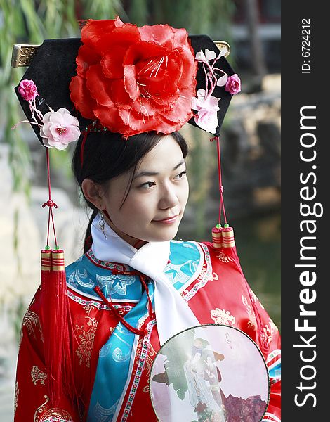 A beautiful girl in Chinese ancient dress is in the royal garden.
 
This is dress of Qing Dynasty of China. It is the princess' dress too.

Chinese on the fan is meant and missed.

. A beautiful girl in Chinese ancient dress is in the royal garden.
 
This is dress of Qing Dynasty of China. It is the princess' dress too.

Chinese on the fan is meant and missed.