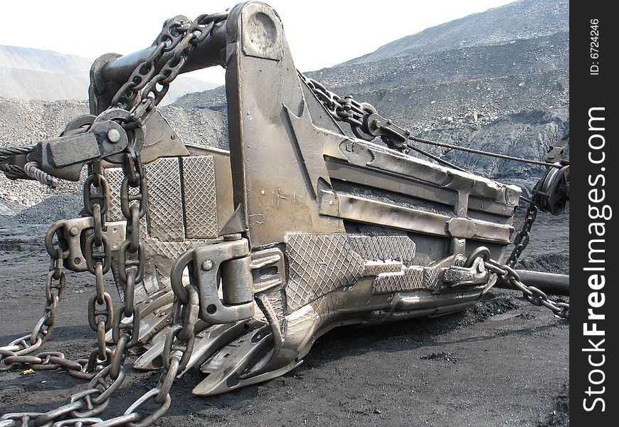Scoop for loading of coal in dump trucks