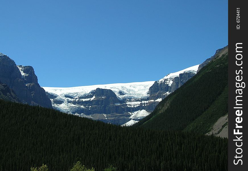 This shot portrays a Canadian glacier located in Jasper National Park (Alberta).