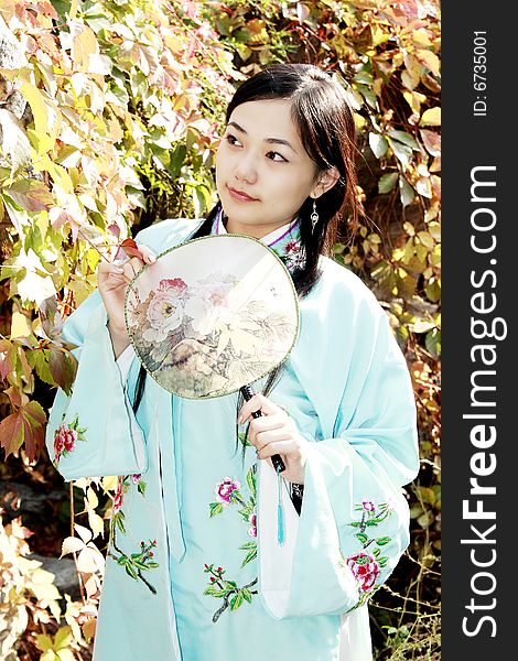 A beautiful girl in Chinese ancient clothes is appreciating autumn scenery.

 This is dress of Ming Dynasty of China.

Chinese on the fan is peony. A beautiful girl in Chinese ancient clothes is appreciating autumn scenery.

 This is dress of Ming Dynasty of China.

Chinese on the fan is peony.