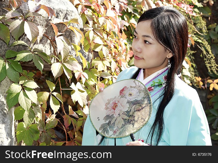 A beautiful girl in Chinese ancient clothes is appreciating autumn scenery.

 This is dress of Ming Dynasty of China.

Chinese on the fan is peony. A beautiful girl in Chinese ancient clothes is appreciating autumn scenery.

 This is dress of Ming Dynasty of China.

Chinese on the fan is peony.