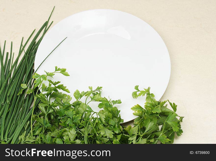 Composition with green vegetables and a plate