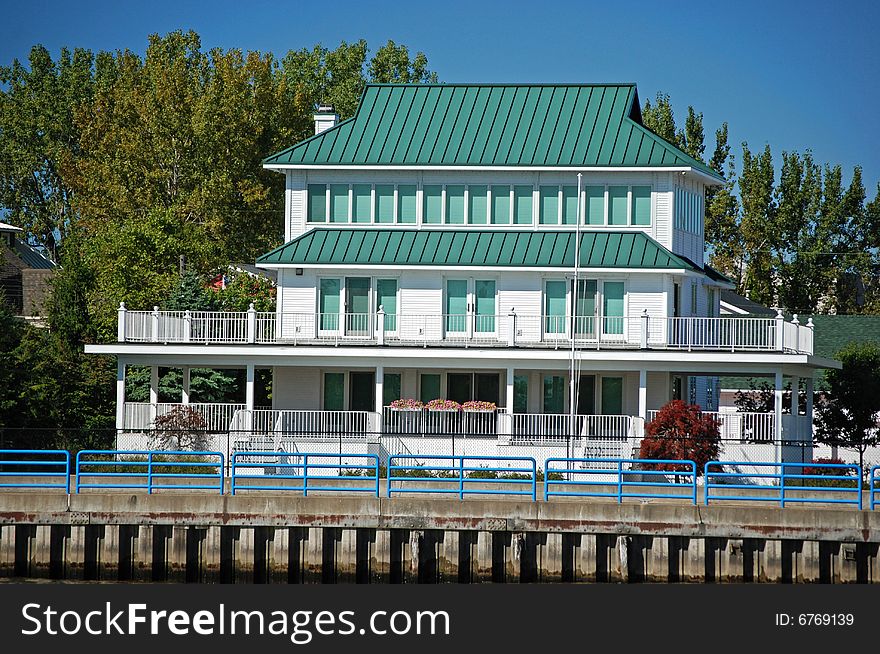 Elegant waterfront cottage on the channel.