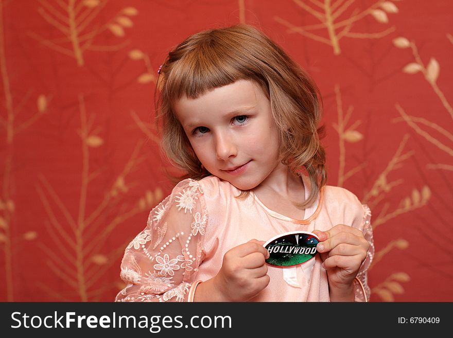 The expectant actress poses on the wall background