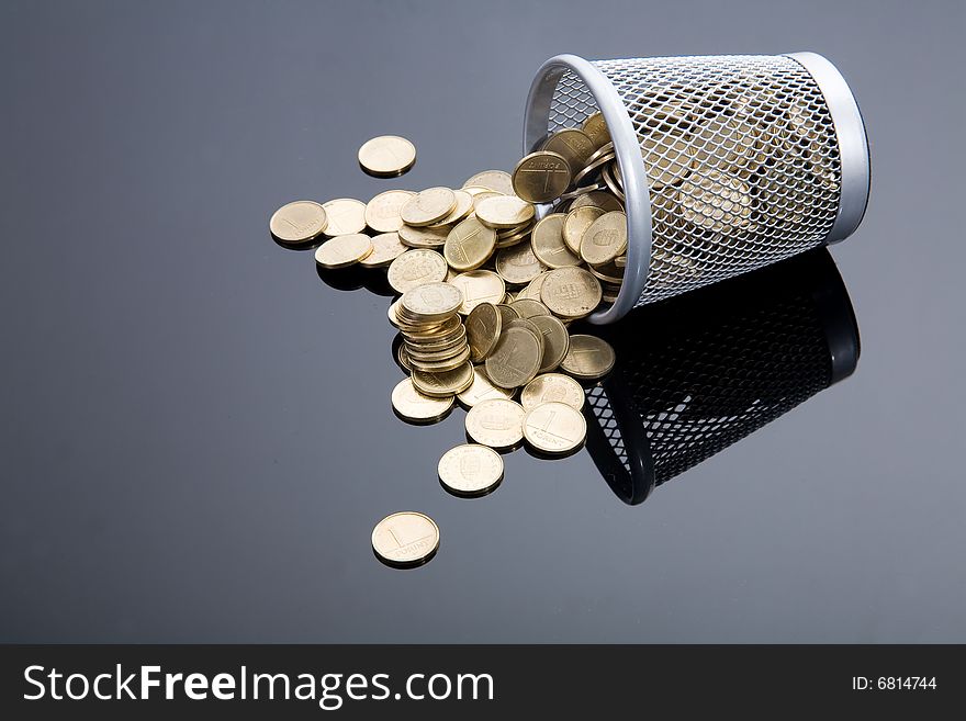 Tipped little basket and lot of money coins