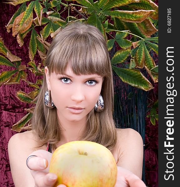 Beautiful young woman with fresh apple