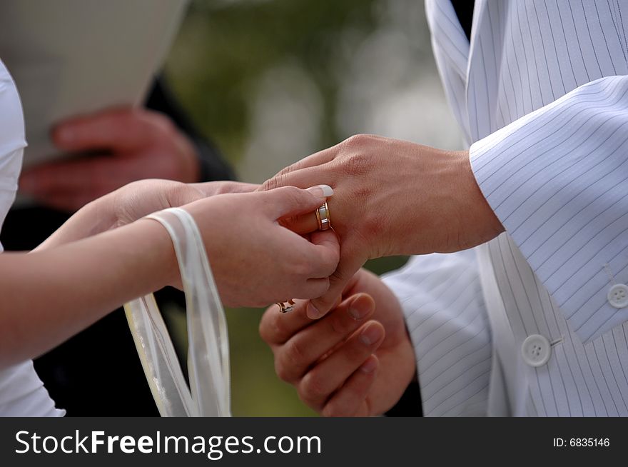 Bride & groom exchanging wedding rings