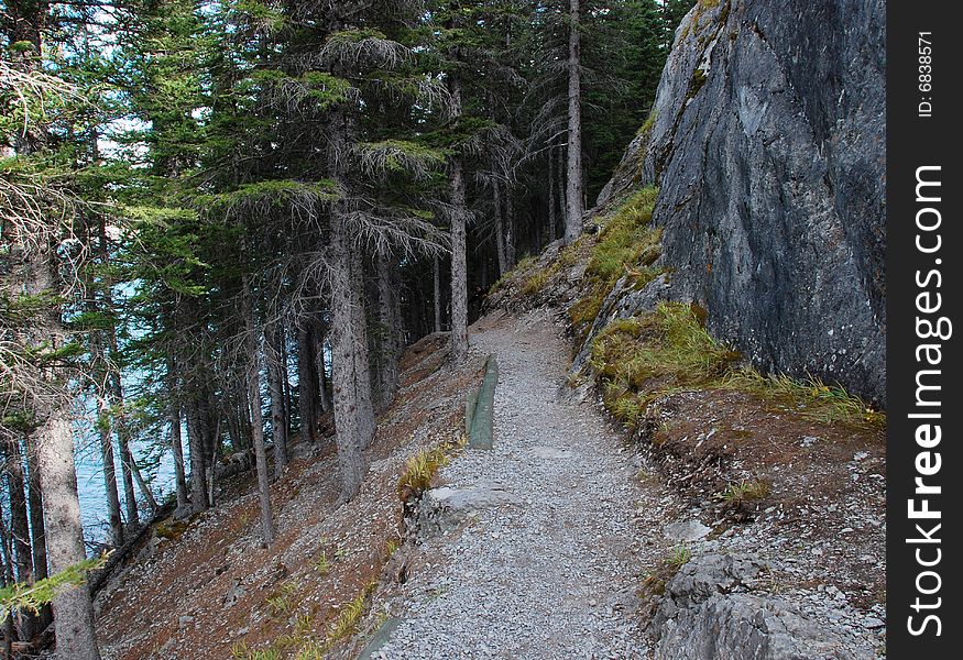 Hiking Trail around Upper Lake