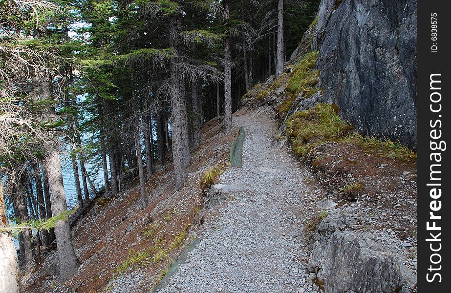 Hiking Trail around Upper Lake